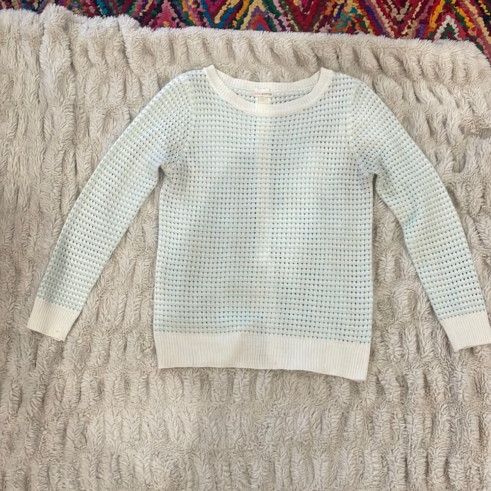 Zenana outfitters size large aqua and off white sweater with slit in the back